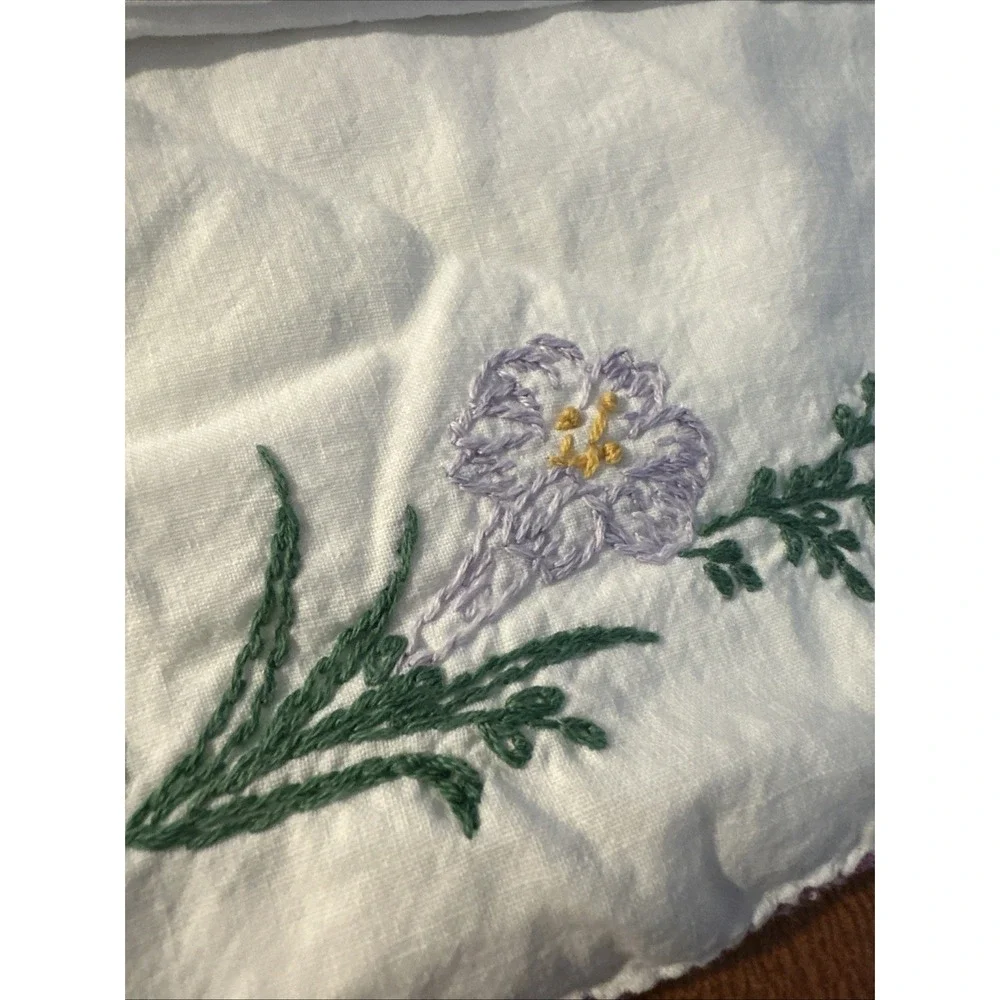 Set Of 2 Vtg Hand Embroidered White Standard Sized Pillow Cases‎